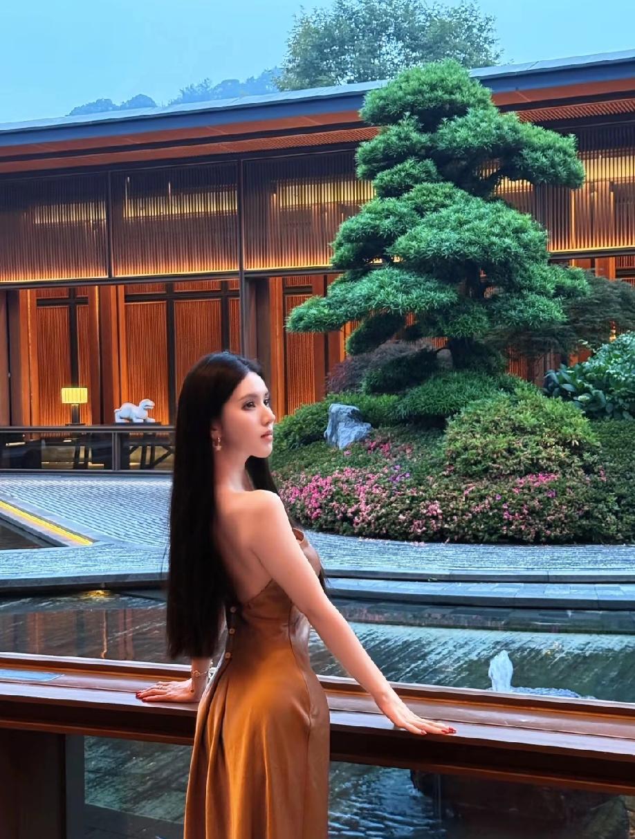文静儒雅，温柔唯美美女 女神 御姐 身材绝美 吊带裙