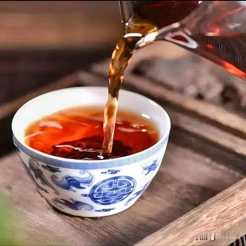 《茶舞烟云·朝天子体》
炭火红，水波涌，新芽旋舞翠痕浓。世人唯爱色鲜妍，不识真如