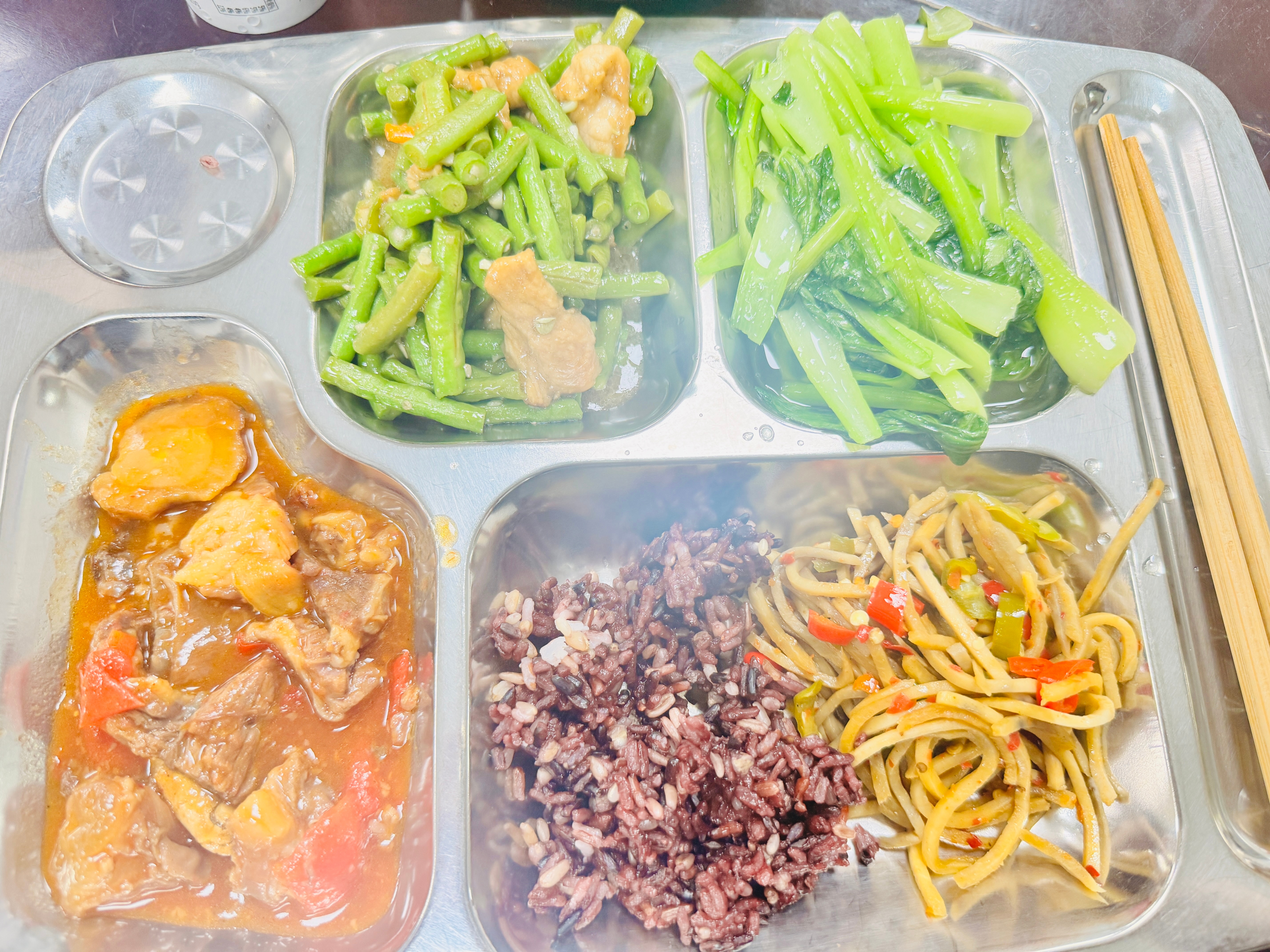 今日份午餐，红红绿绿嘟，就是肉少了点