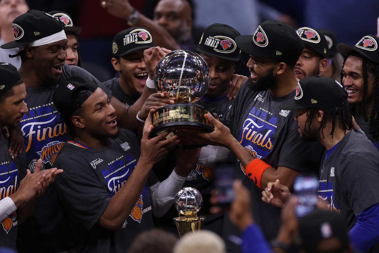 看NBA上咪咕视频，尼克斯率先晋级总决赛，将等待雷霆与马刺的胜者。
NBA东部决
