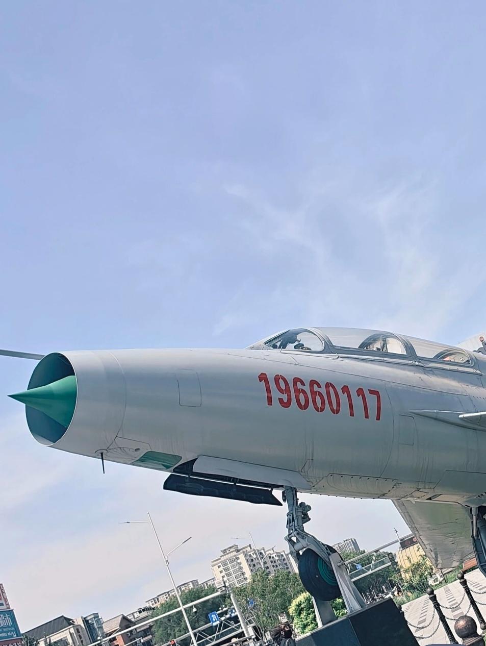 哪位老师知道这是我们国家空军退役的什么型号飞机？
