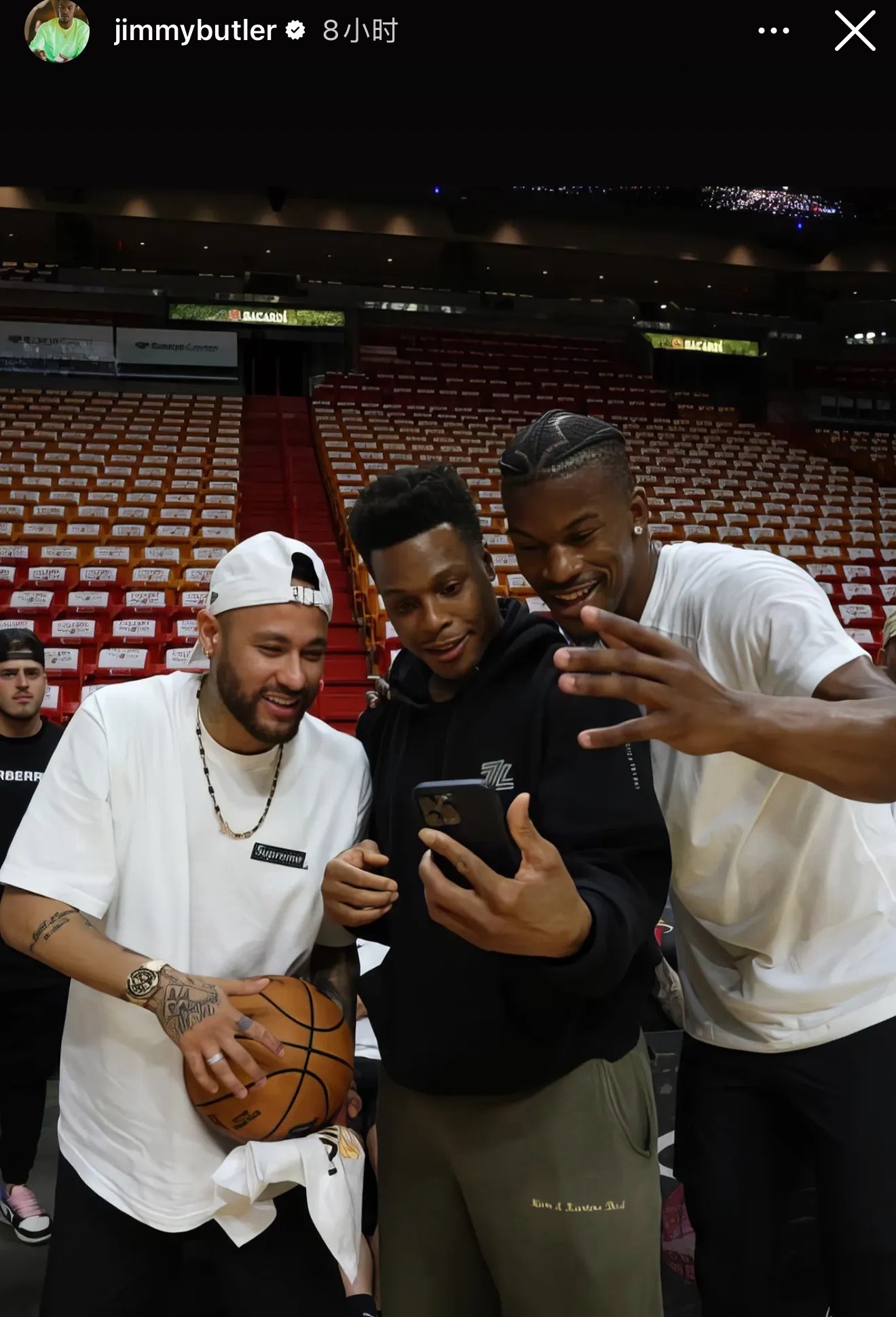 巴特勒发推祝贺好兄弟洛瑞生日快乐🎂洛瑞相当于巴特勒孩子的干爸爸关系不用多说了～