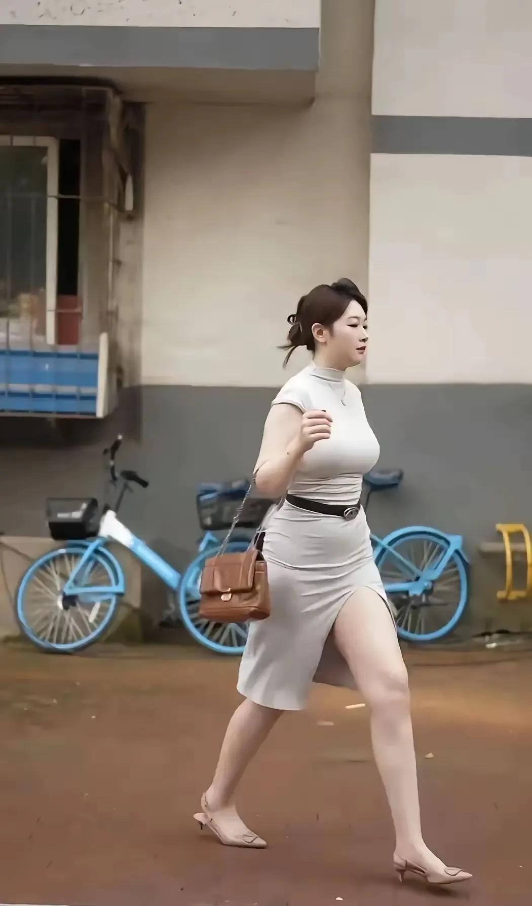 下班急匆匆，立马踏归程，
家中小宝宝，嗷嗷待哺中。