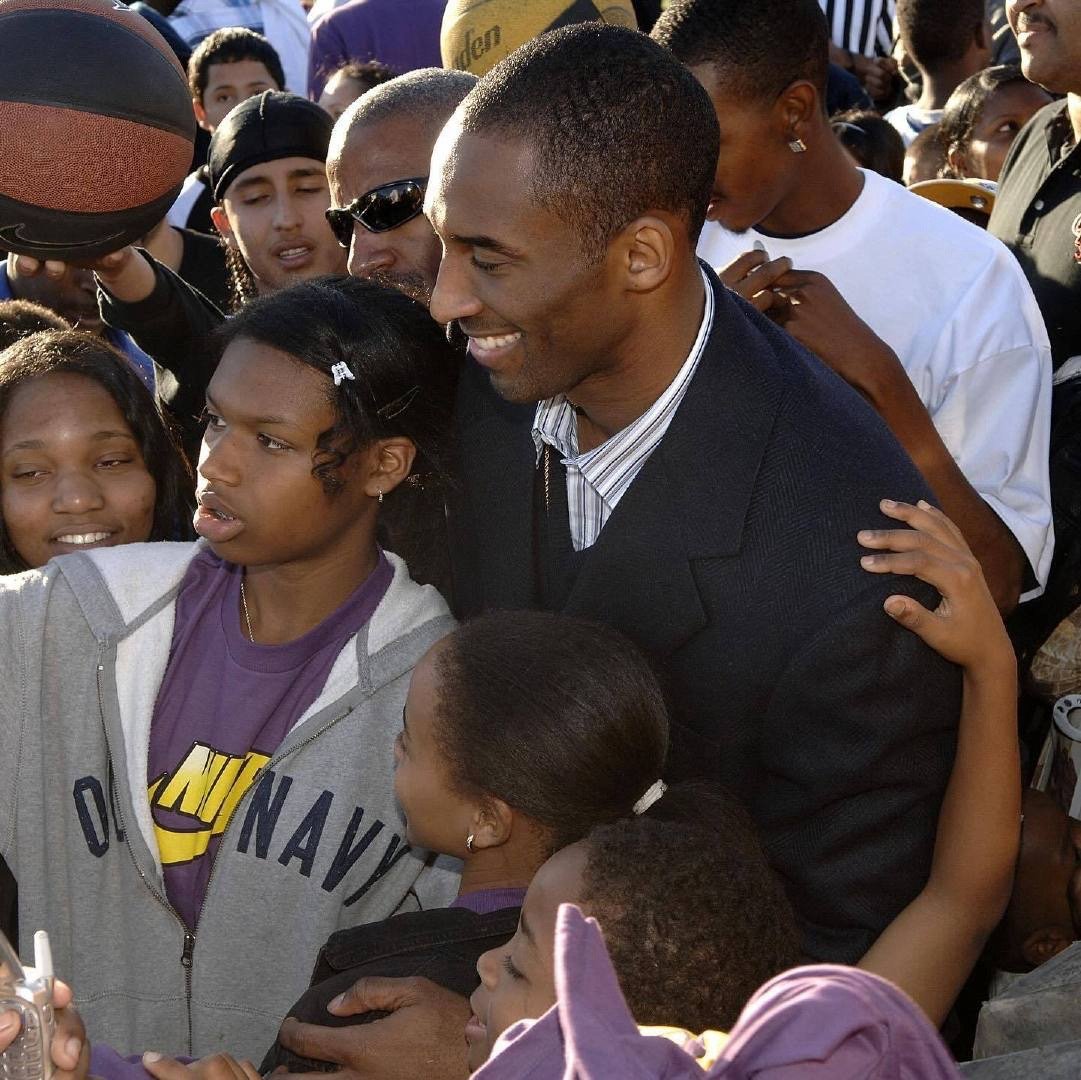 篮天下 2006年马丁·路德·金纪念日，科比携手Nike翻修当地社区的一个篮球场