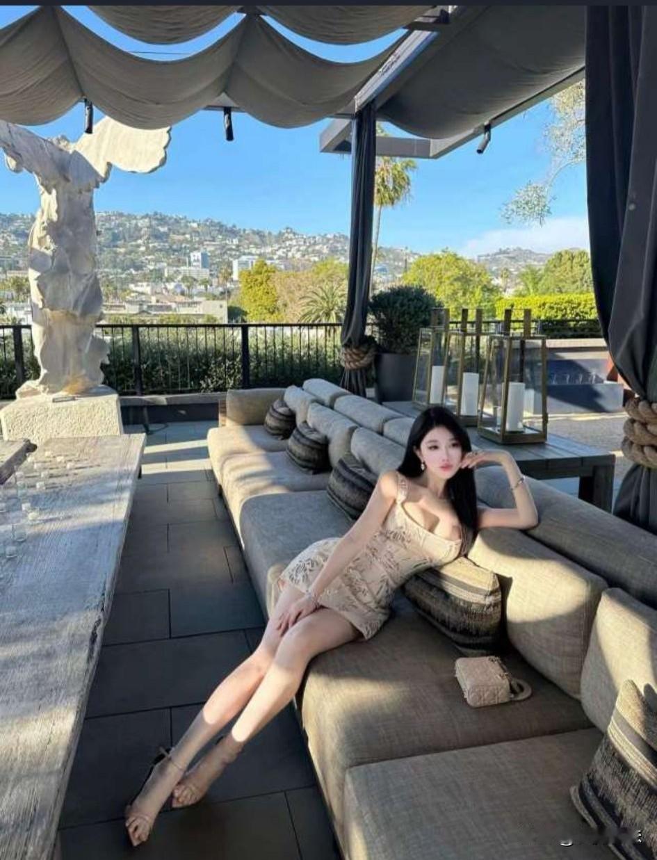 肤白貌美大长腿，气质绝了