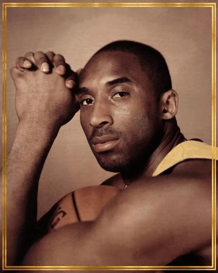 传奇永存！NBA更新官方社媒，晒出科比照片对其进行缅怀：Remembering 