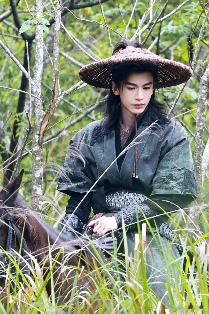 张凌赫斗笠骑马张凌赫斗笠骑马实拍 真的要狠狠夸张凌赫的斗笠骑马实拍，没有后期加持