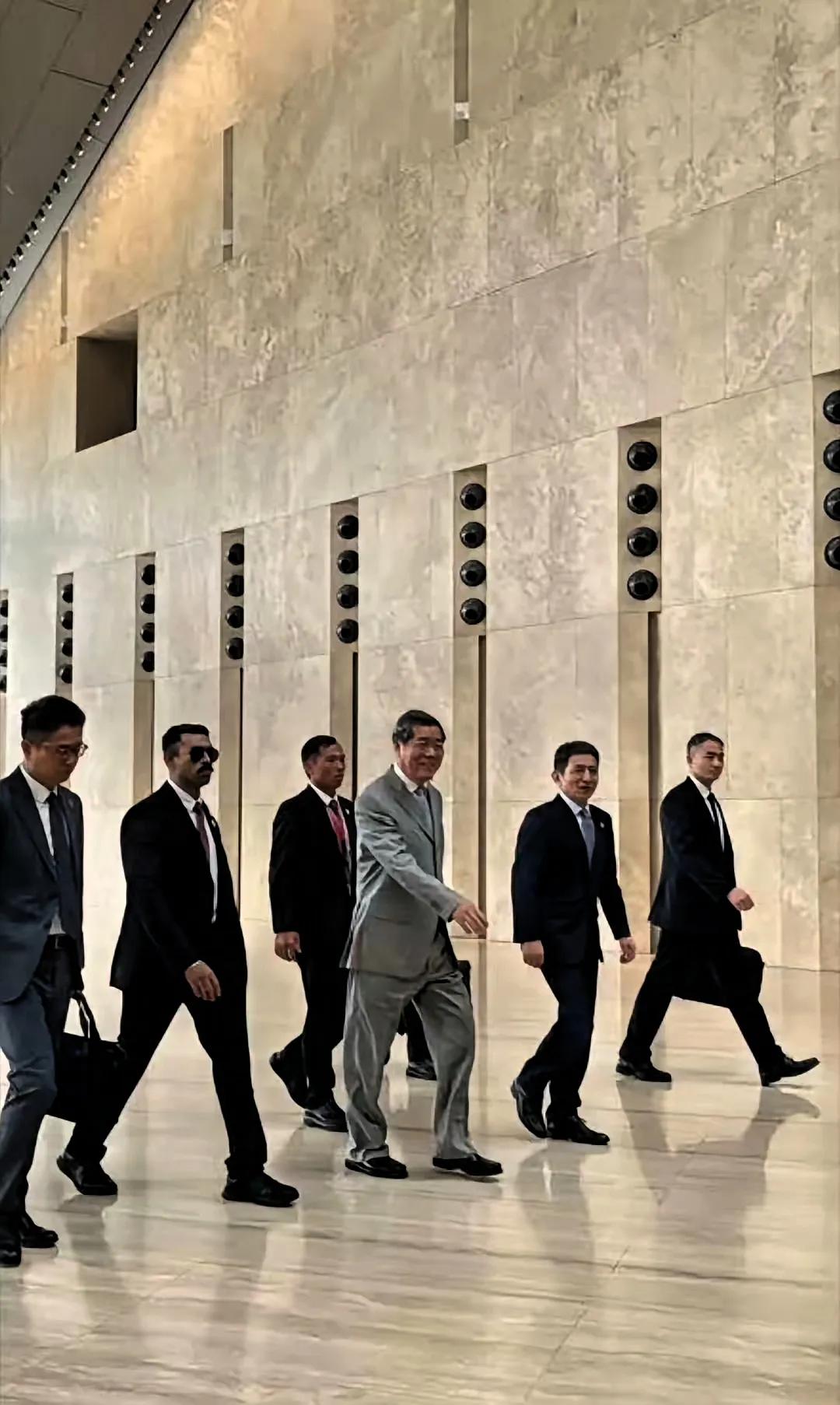 下午会谈已经开始！

从牵头人表情中可以看出，上午谈得不错。

网友那句“美国