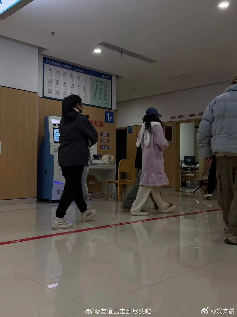 网友医院急诊偶遇李一桐 李一桐深夜现身急诊，被网友偶遇拍下。高强度拍戏连轴转，身