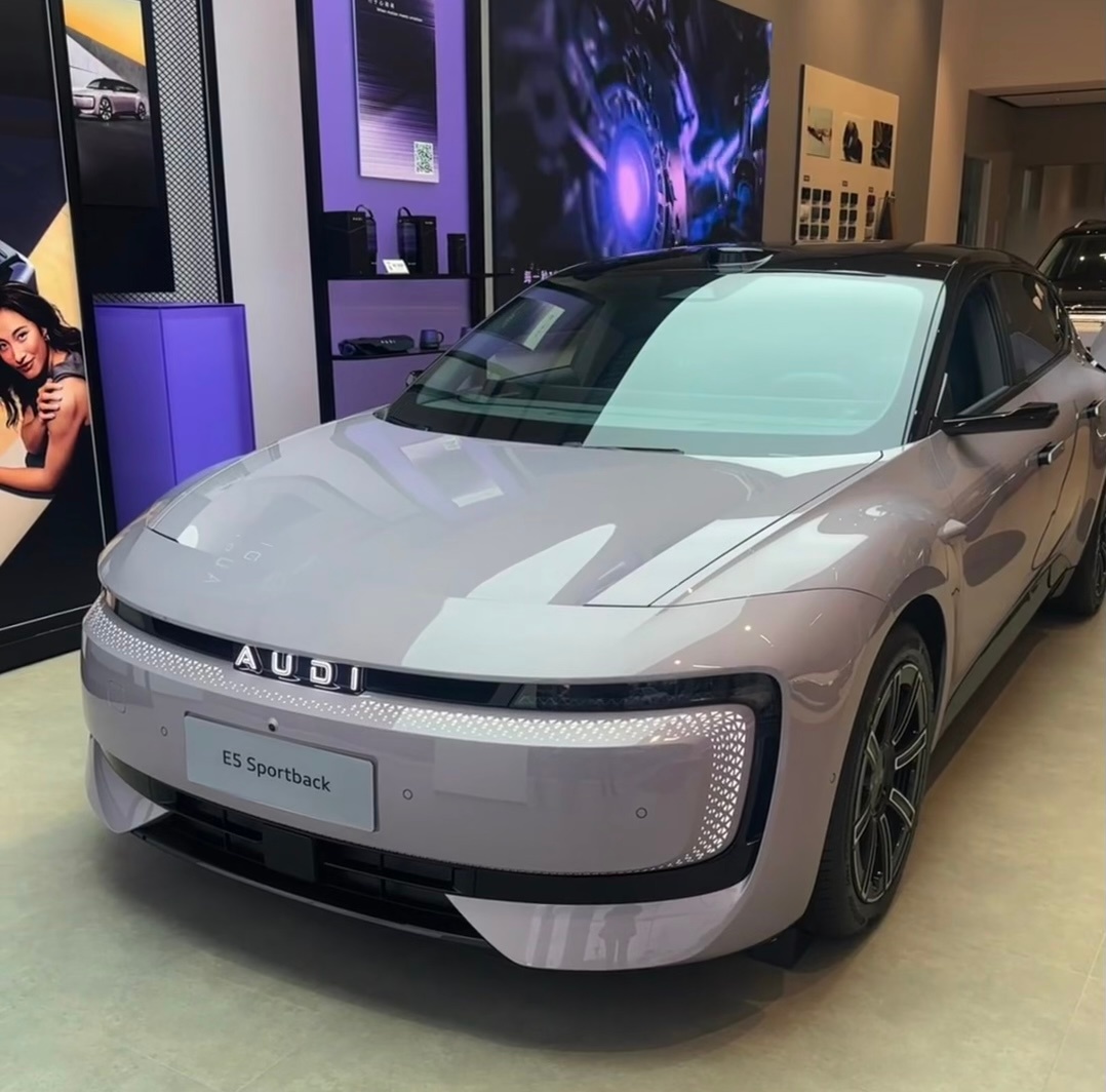 30万斩落200万！暴雨中的金色闪电，奥迪E5 Sportback点燃性能平权革