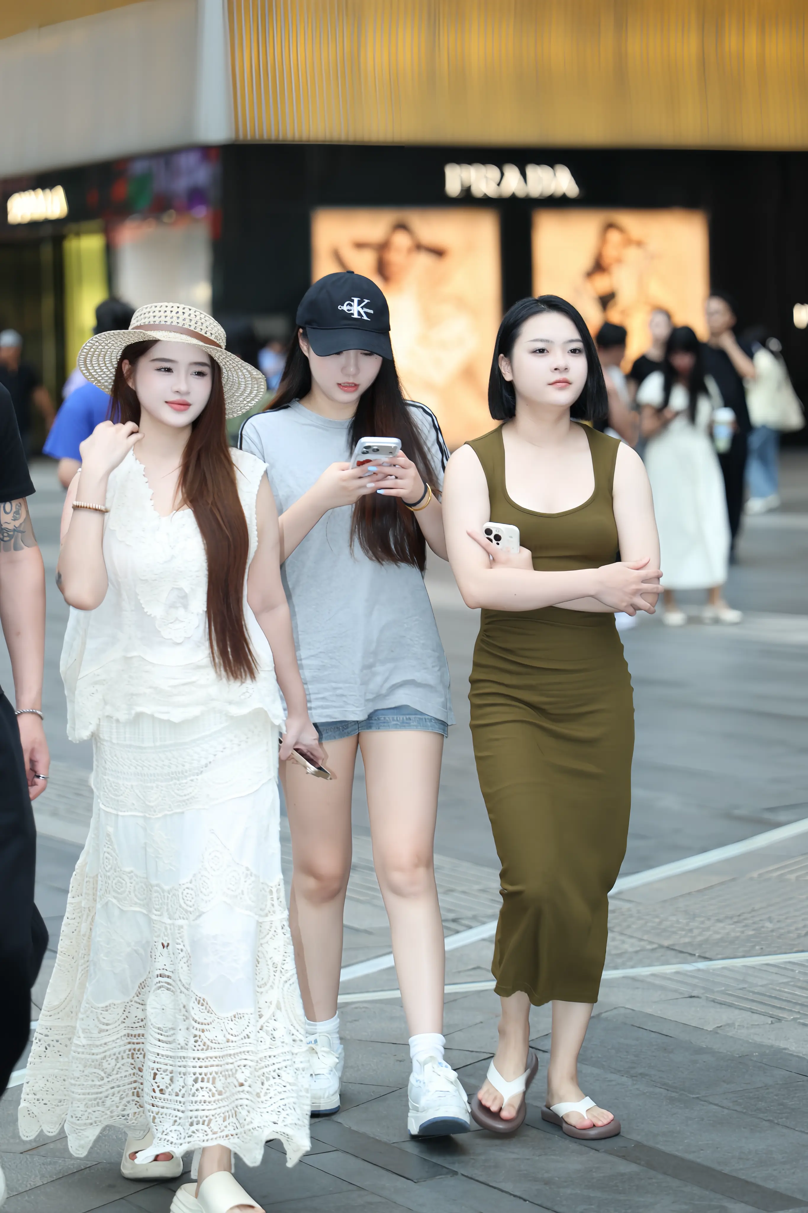 夏日街头氛围感穿搭合集。夏天的城市街头，永远不缺好看的女孩子✨ *各种...