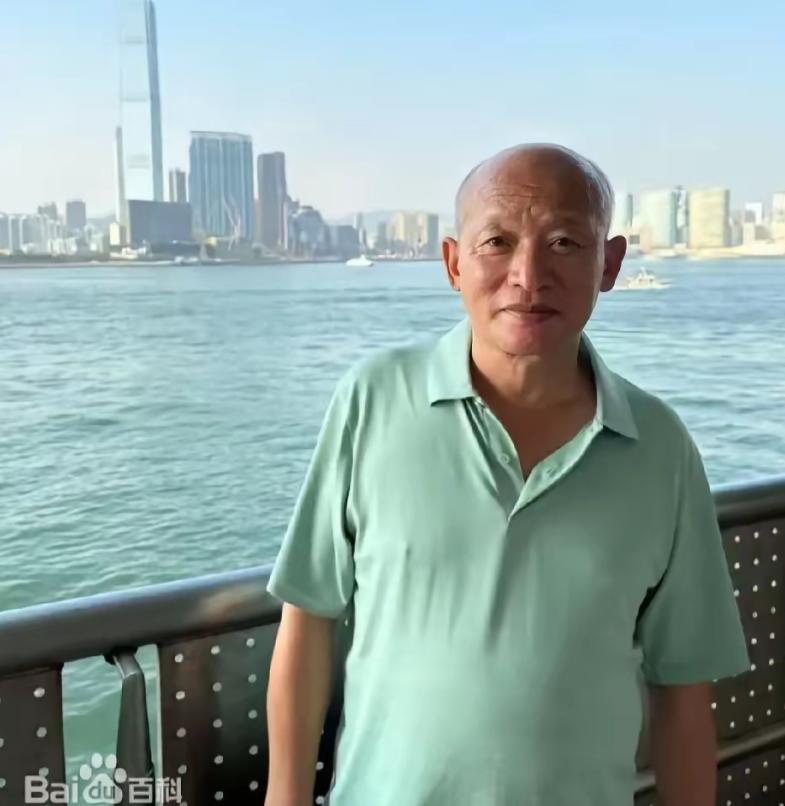 蹊跷！湖南邵阳，64 岁男子在下午 13 点 40 分许，告诉妻子他出去下象棋，