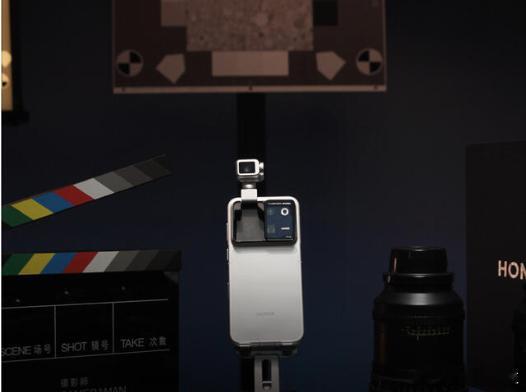 自古评论出人才，荣耀Robot Phone 的三轴云台，被网友当“脖子”拉到瞿颖