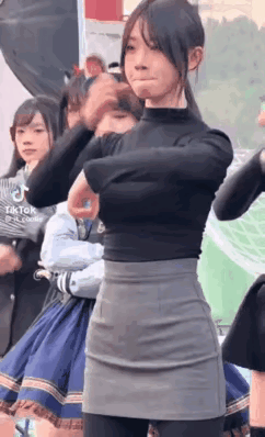 女孩跳舞时的表情，看起来非常的害羞，结果就因为这个害羞的表情，据说让她火了，女孩