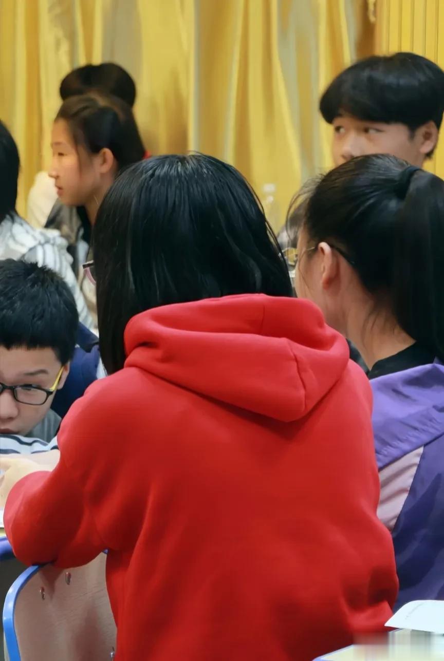 发现没？现在的师生关系，和以前相比发生了天翻地覆的变化:

1.以前考试成绩出来