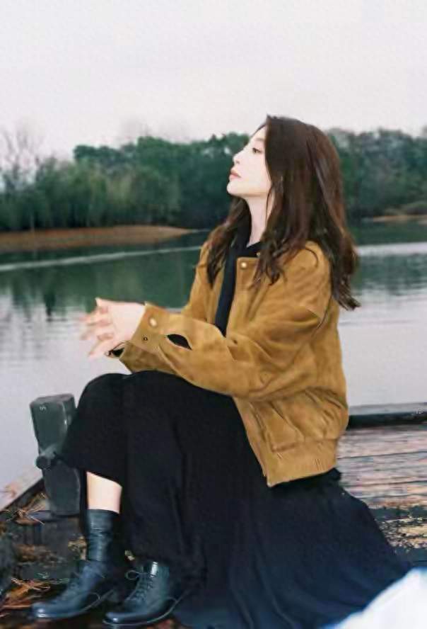 殷桃带火新穿法：美拉德外套+半身裙，时尚高级又减龄