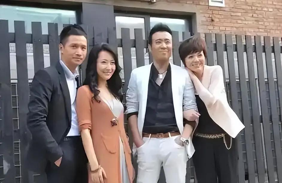 4星同框：我一眼就认出了戴着项链、双手插兜的于和伟，西装革履、目若朗星的何晟铭，