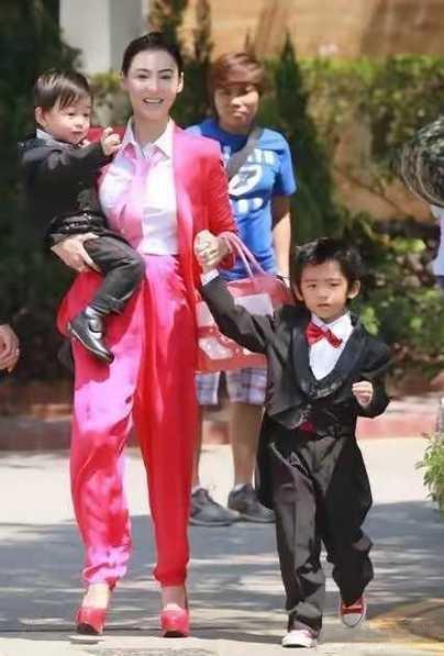 2026年2月，张柏芝被网友偶遇带18岁大儿子谢振轩逛悉尼超市。她穿着简约T恤牛