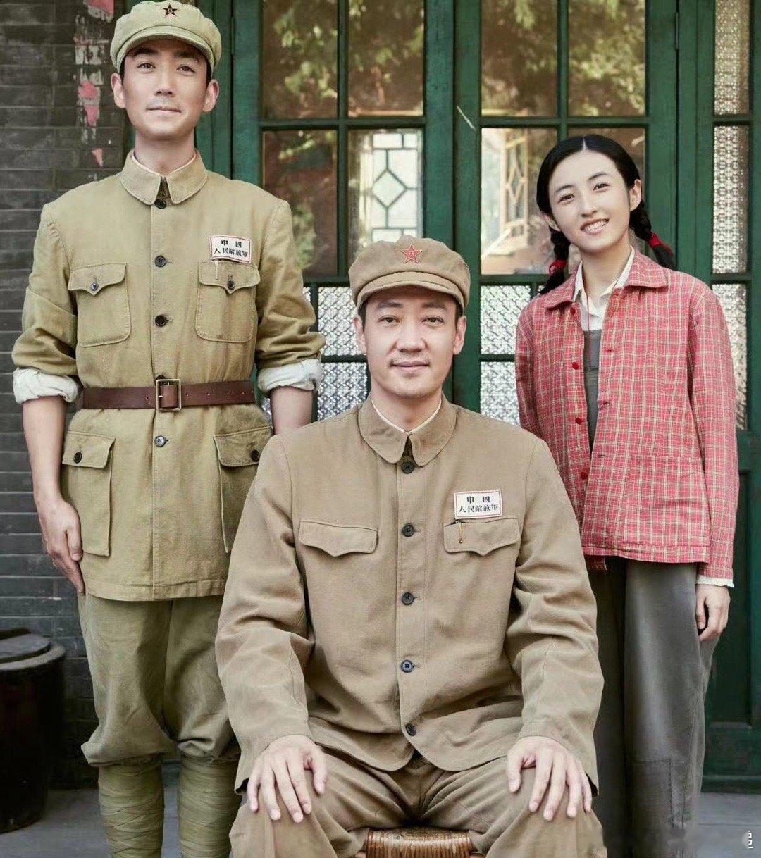 李家三口的三次团圆第二次相遇是在硝烟弥漫的战场，他们来不及多说一句话，只能用一个