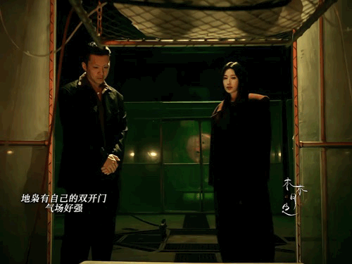 从张俪的左肩到右肩要打车 谁懂张俪新造型的震撼！《枭起青壤》林姨双开门大衣，宽肩