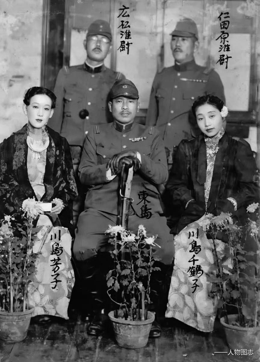 1937年，天津。日本女间谍川岛芳子（金璧辉）在东兴楼与日军的合影。