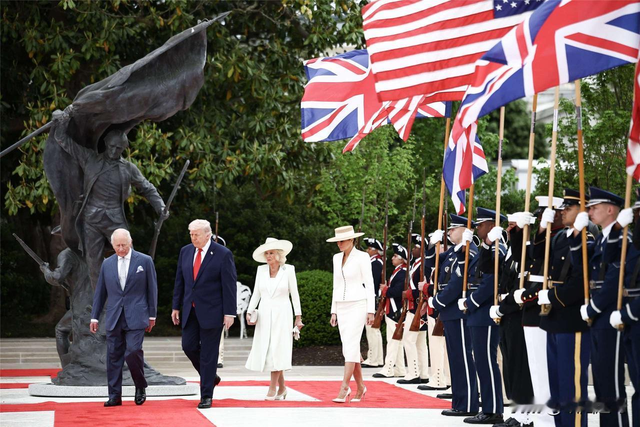 据美联社报道，美国代表团已走出白宫，等待王室成员抵达。表面看，这像是一场礼宾意味