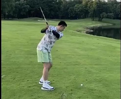 赵继伟休闲打高尔夫球，休赛期球星选择多，CBA天花板生活曝光


赵继伟玩的视频