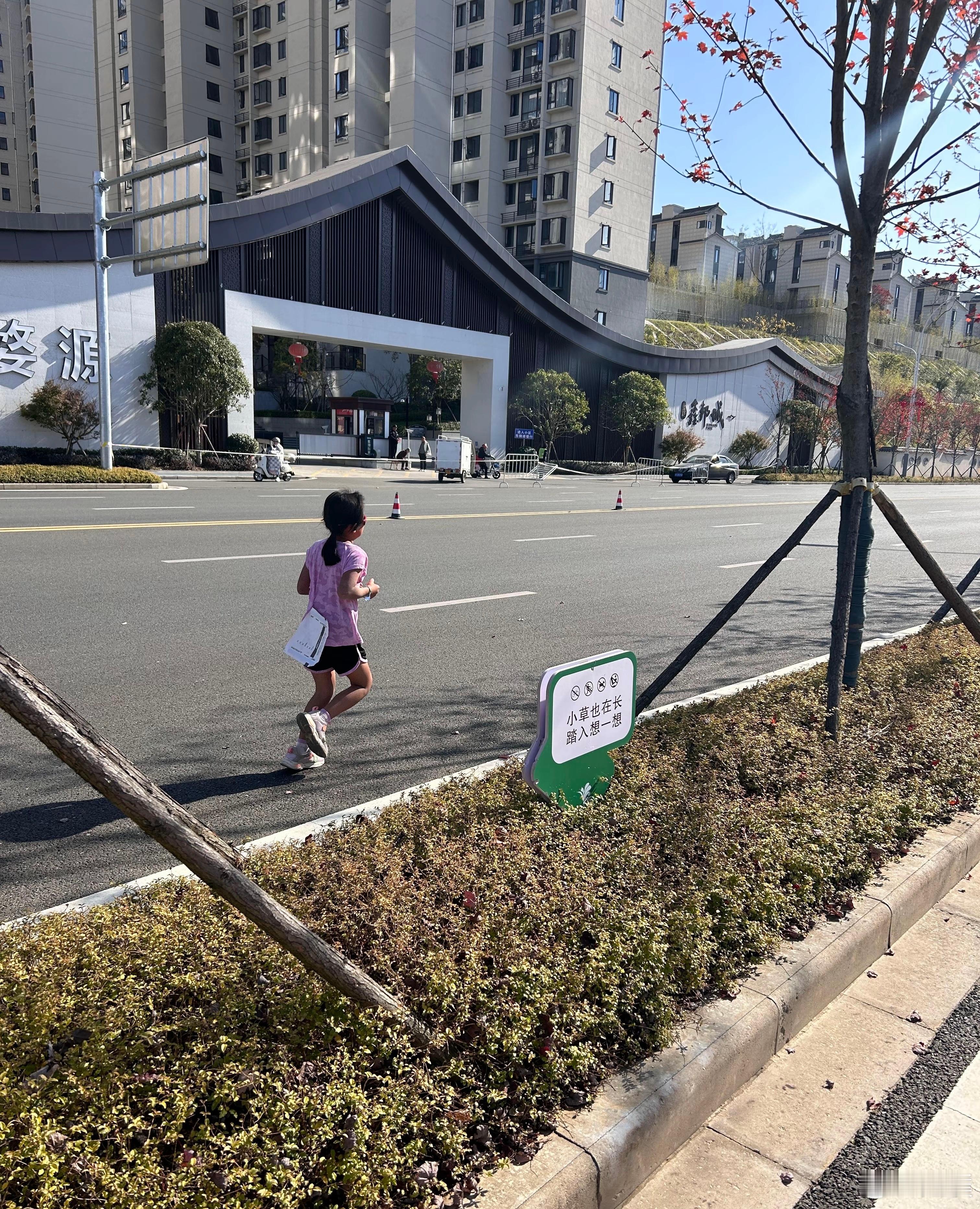 让女儿蹭跑全马男子被禁赛3年  孩子能够跑下来确实很优秀，但作为家长不应该让孩子
