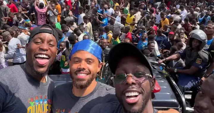 精神上蔑视！继官员发让C罗哭着回家言论后，巴坎布又举横幅挑衅