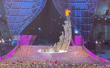 四年前，亚运会在杭州开时，坐无虚席，今年在名古屋开时，空坐占了一半。从这一点看，