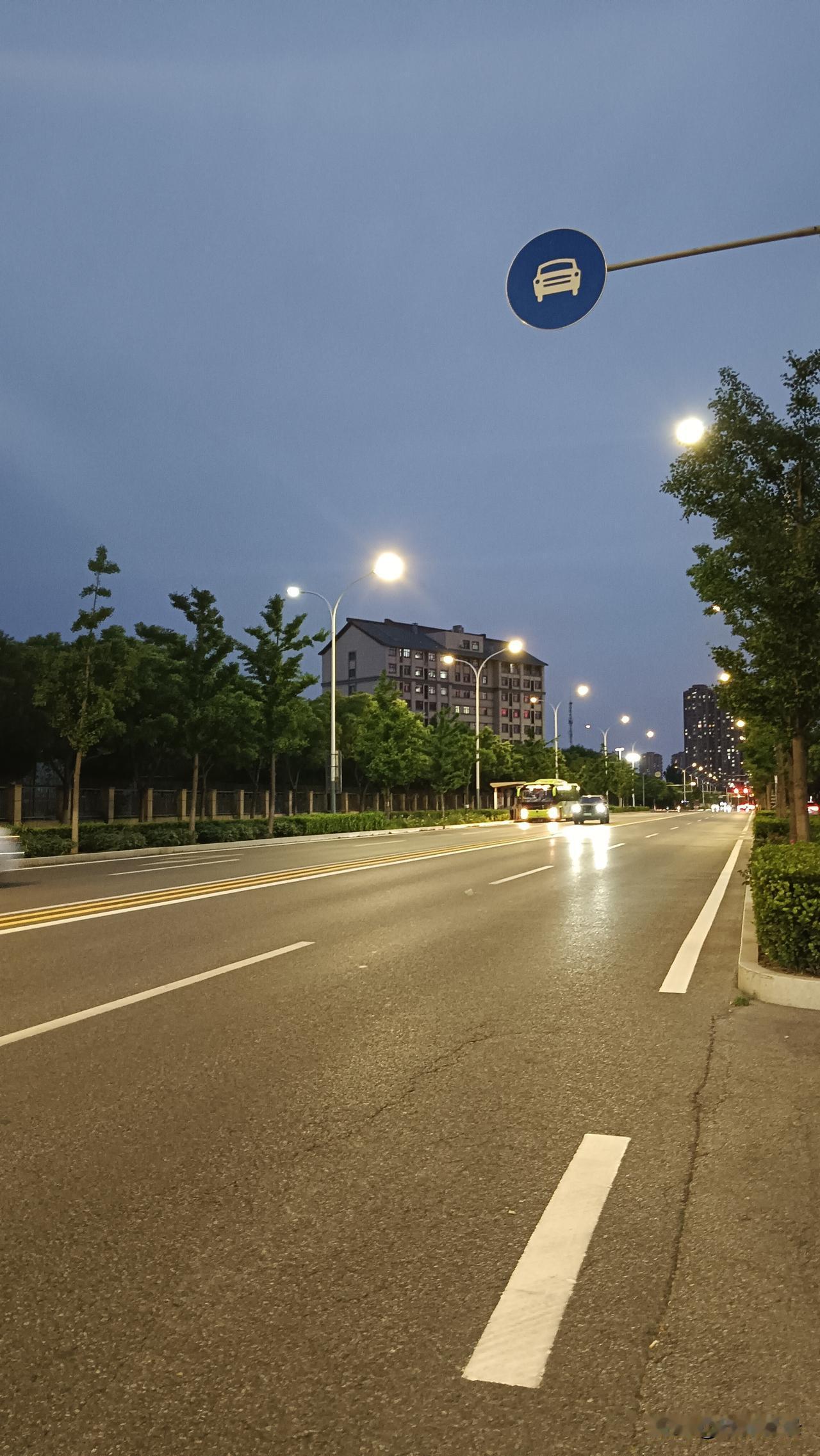 大鱼不来小鱼瞎胡闹！
记得当年，姜子牙姜尚垂钓于洹水之上，一些小官纷纷前来游说。