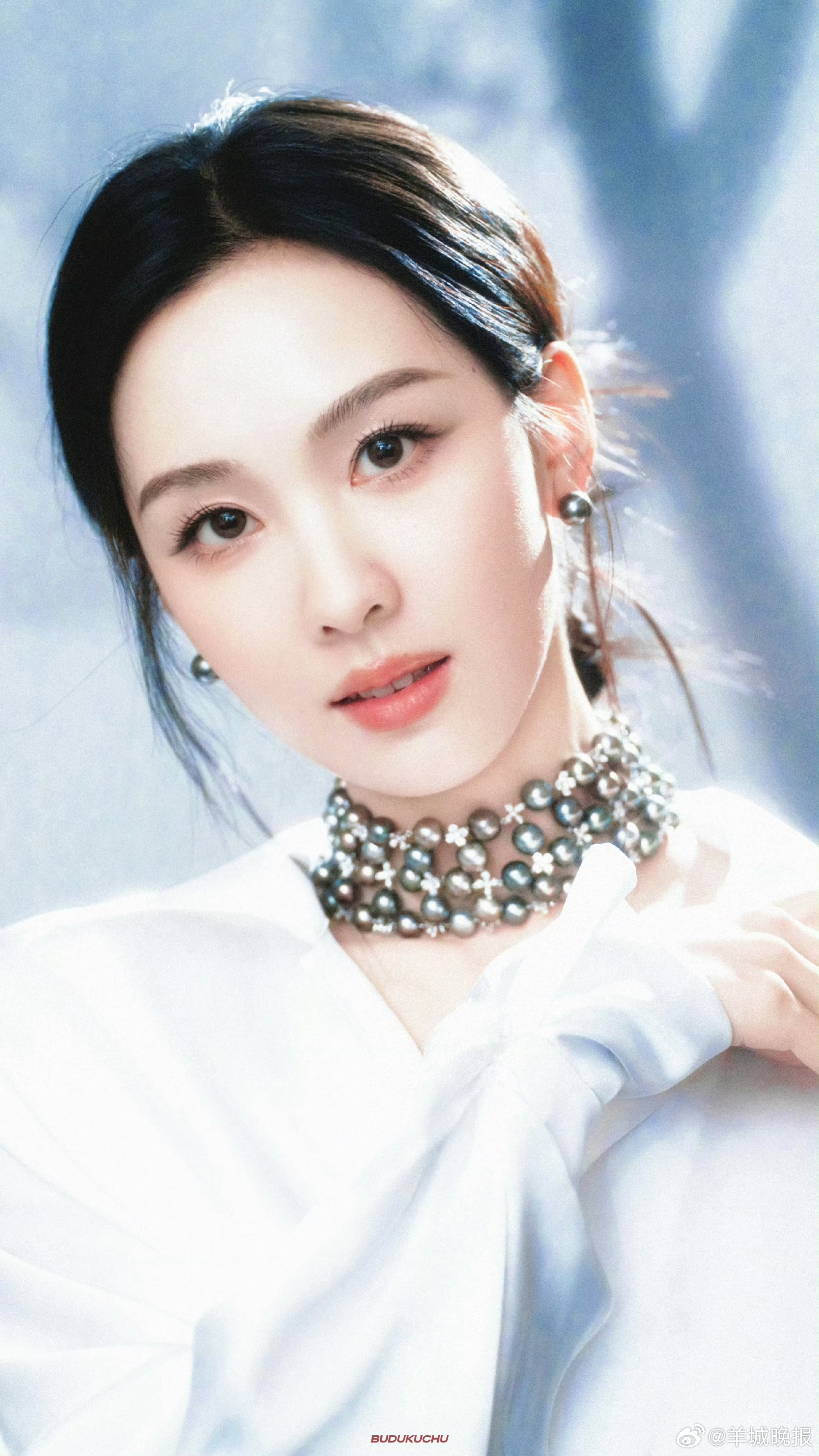 【谁将柔光珍珠演绎到极致】那份温润皎洁的珍宝，被谁赋予了灵魂与风骨。有人以优雅衬