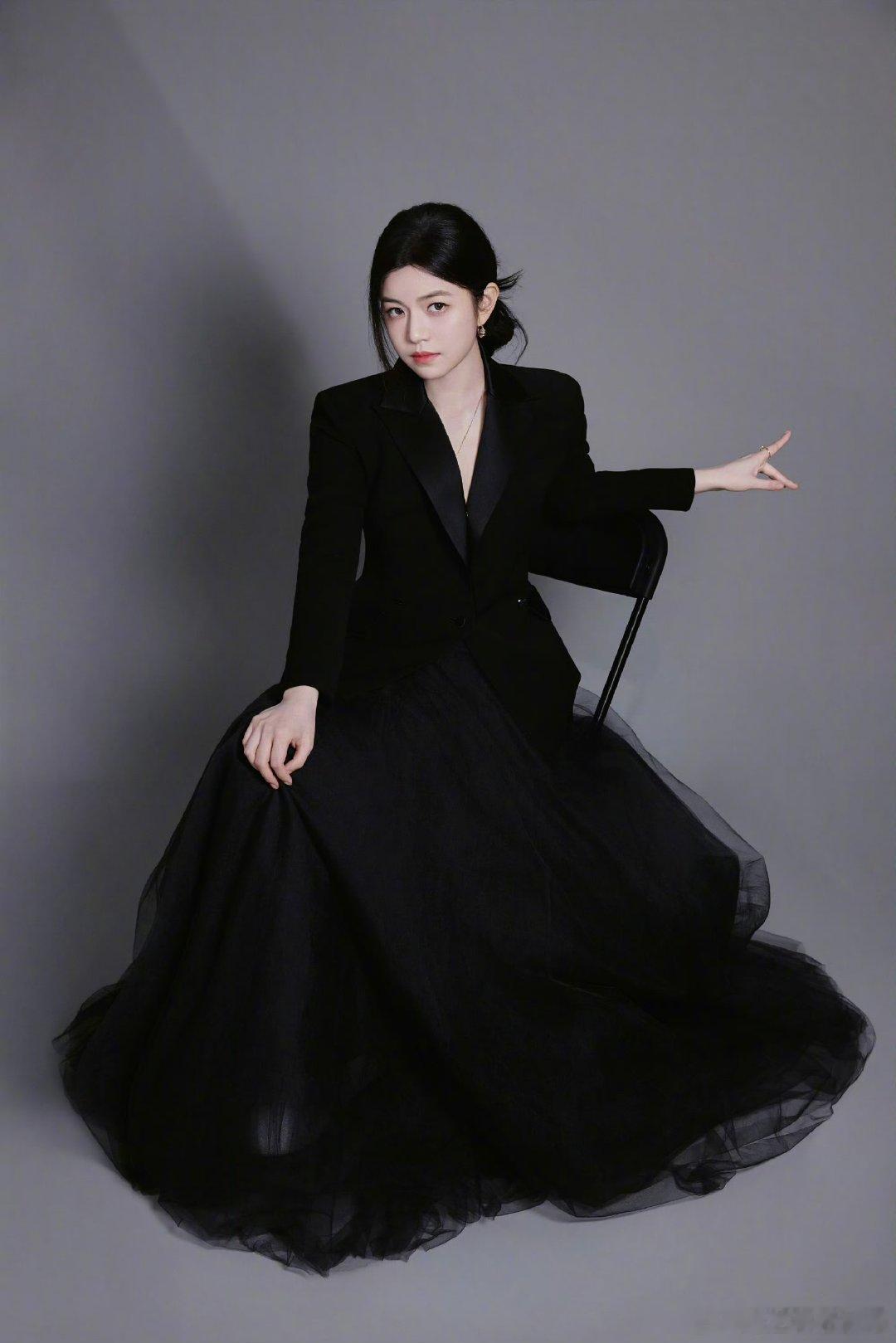 陈妍希给粉丝展示美甲 真的把粉丝的话放在心上！随口一句想看美甲，就马上配合展示，