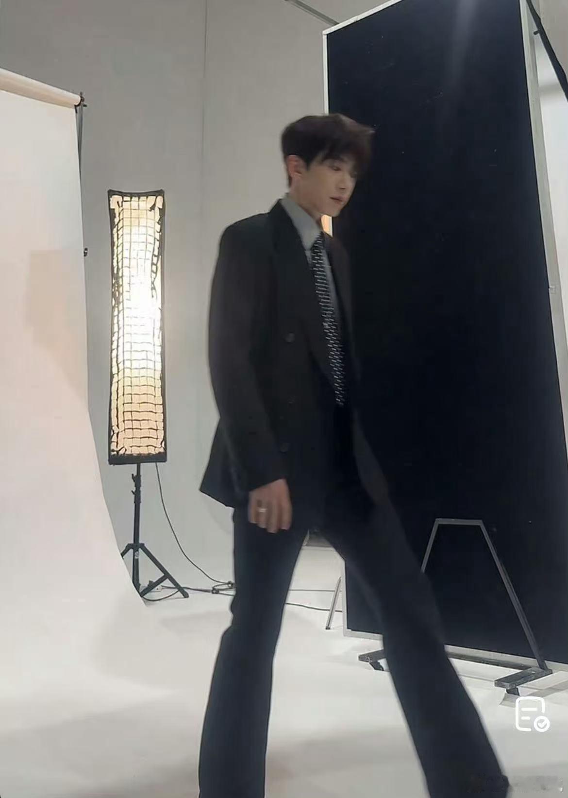 费启鸣 谁家艺人直播拍出发图啊 内娱独一份吧费启鸣，拍出发图不藏着掖着直接开直播