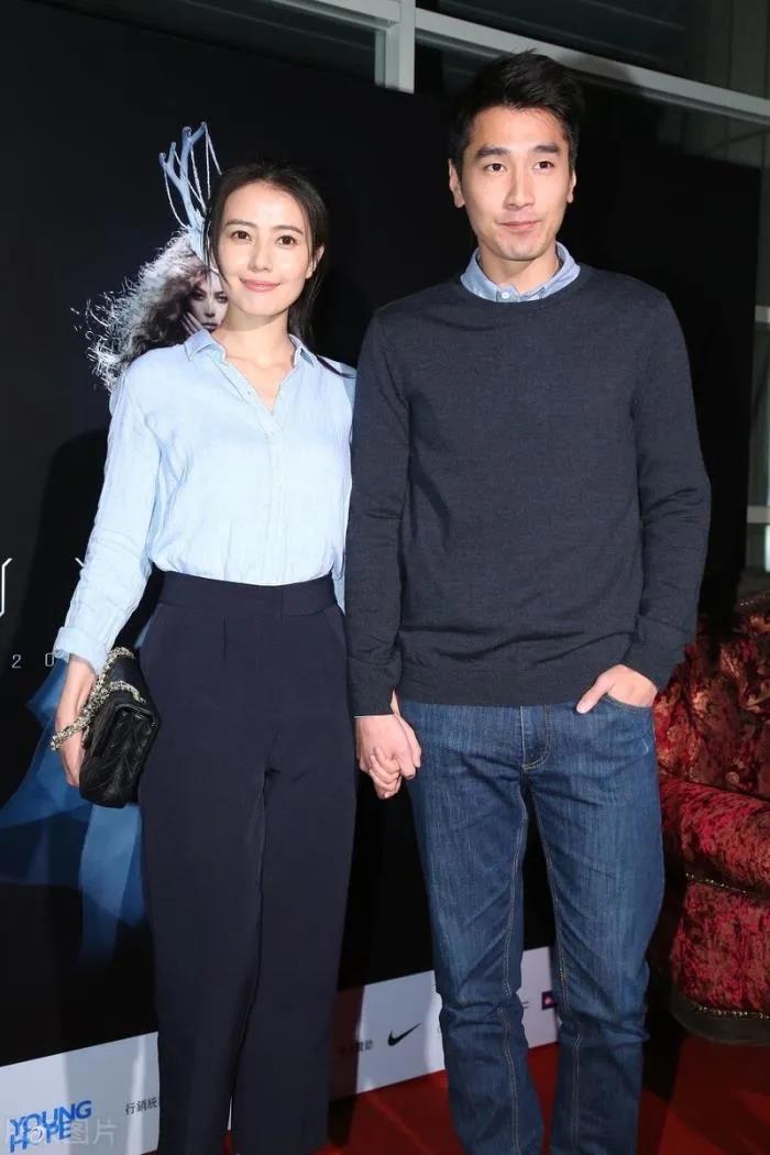 这对夫妻真的很般配，生活低调没有绯闻，
很喜欢他俩。