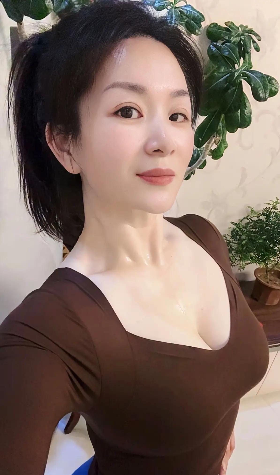 每天楼下小区遛弯半个小时，微微出汗的感觉真的很舒服！