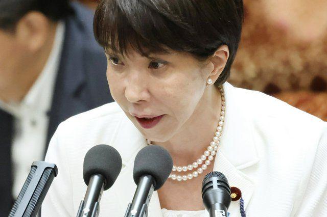 东京永田町的首相官邸，灯火通明到深夜已成常态。
但这一晚，灯光下的主角高市早苗，