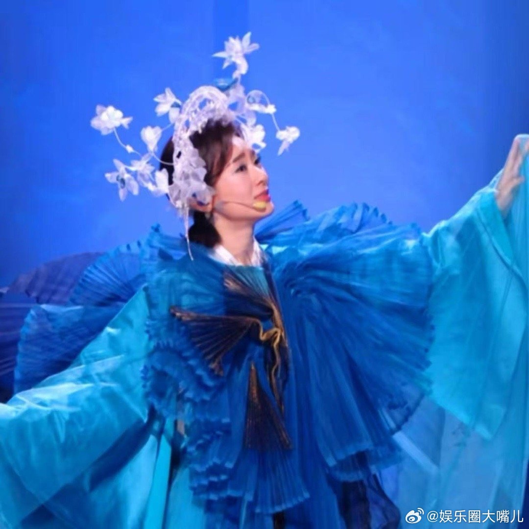 侯宇戏腔秒了侯宇浪姐老祖宗严选 浪姐直播封神瞬间！侯宇带着34年京剧功底跨界，老