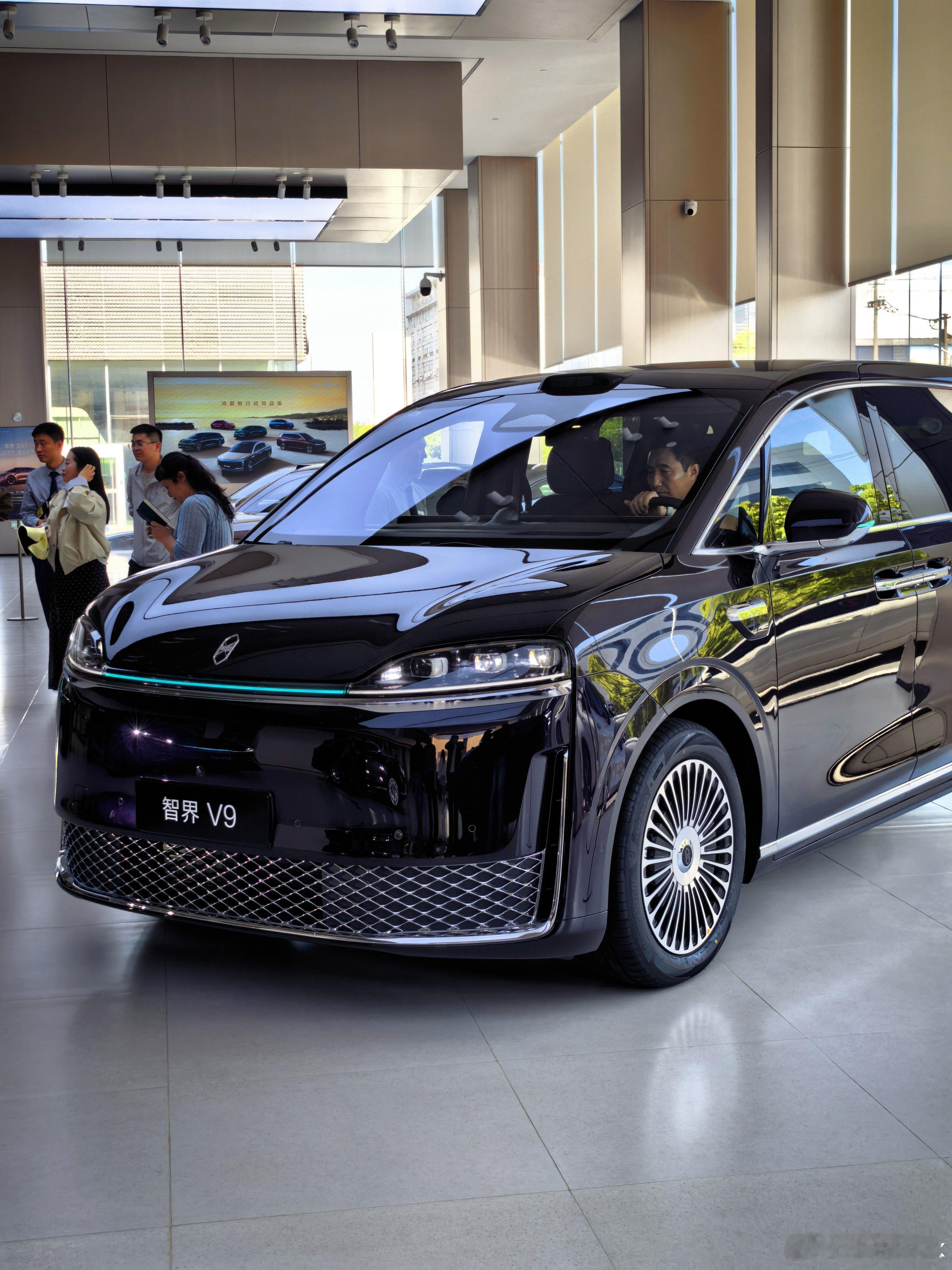 智界V9上市48小时大定10500台，之前公布的小订数据是40000台，转化率约