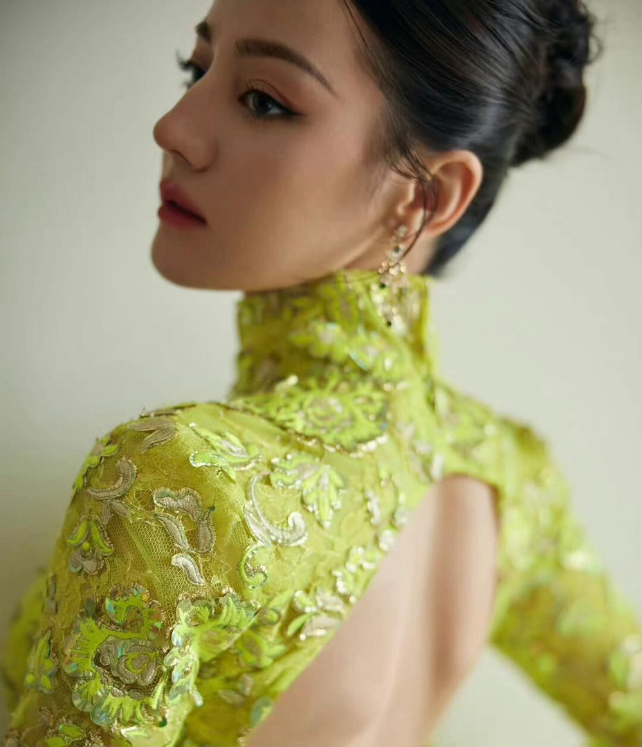 迪丽热巴还是太谦虚了迪丽热巴这就是你不敢驾驭的衣服吗 不敢驾驭电光蓝荧光绿？姐你
