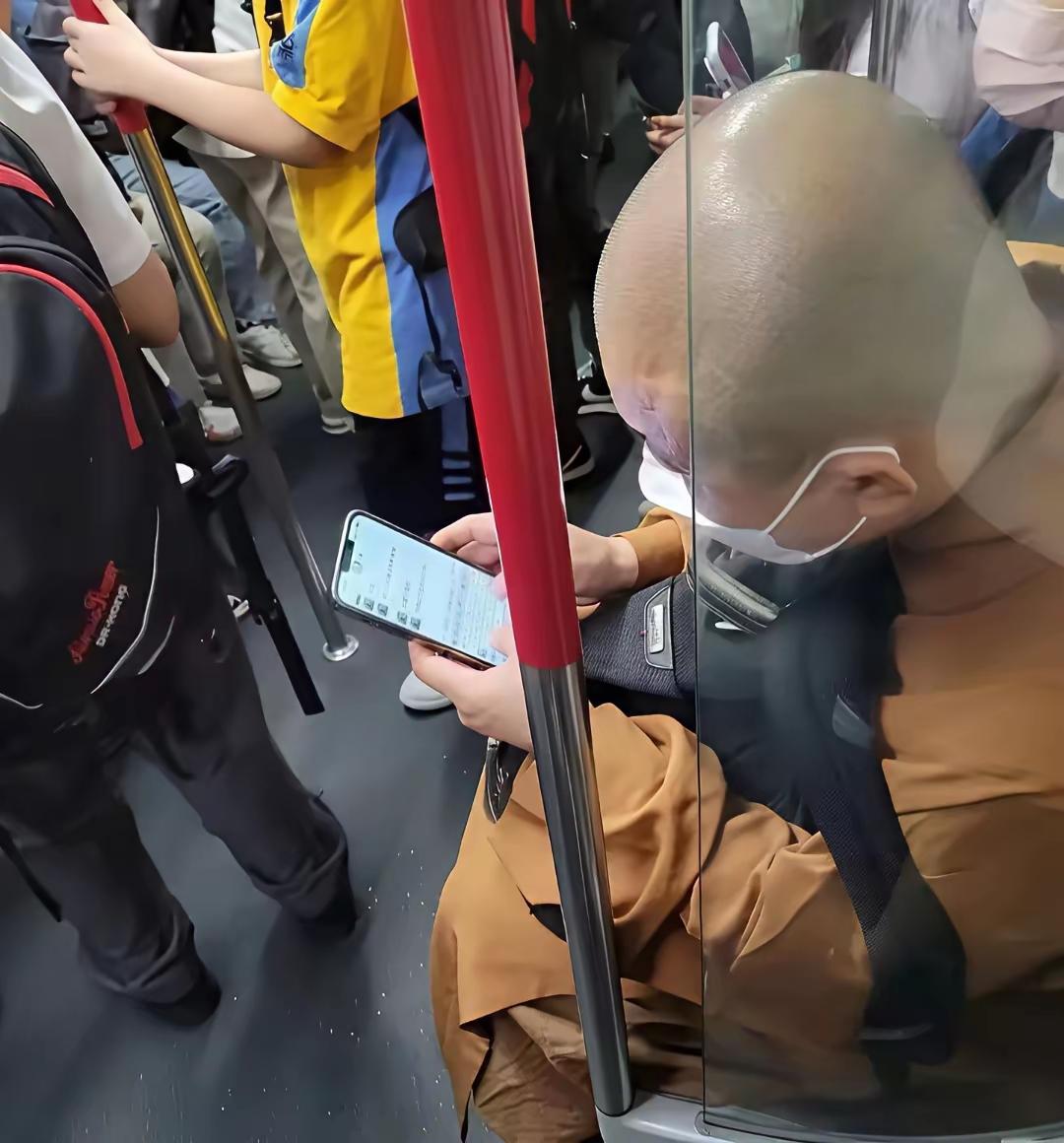 工作就是工作，信仰就是信仰，工作和信仰有时可以分开，有时不可以分开。地铁偶遇这位