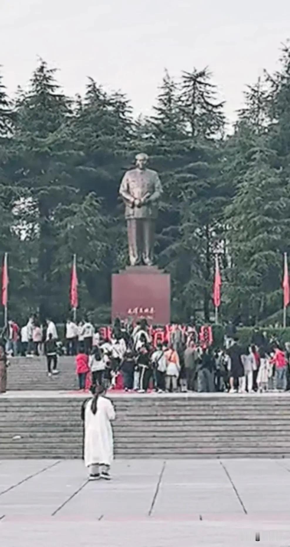 2024.10.05早晨
湖南韶山毛主席铜像广场
让人泪目的场景，感动着无数人。