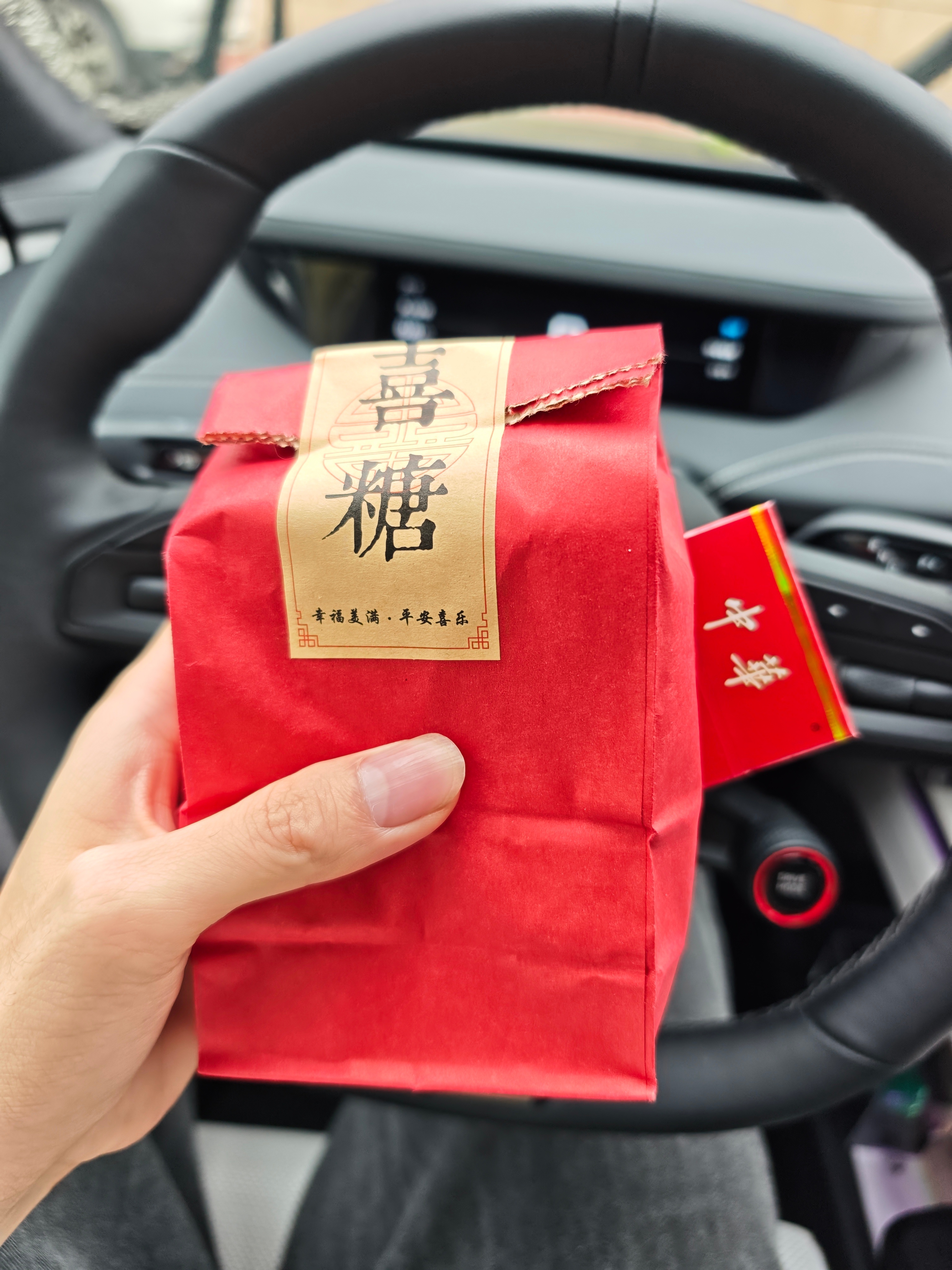 早！朋友们！又是跑小米婚车的一天！┏(＾0＾)┛🚗新郎那边有两辆小米 YU7，