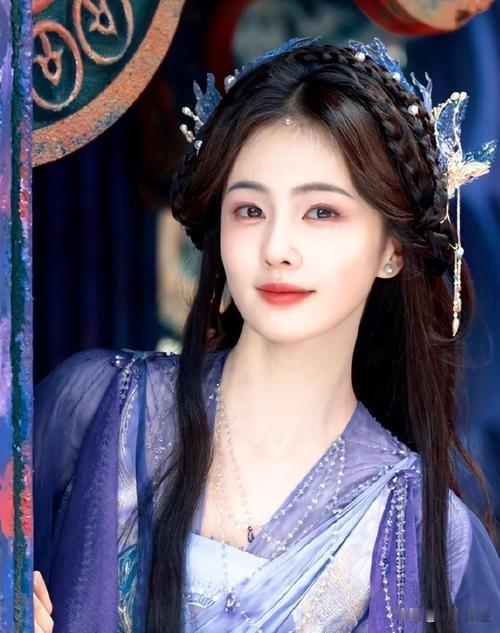 倾国倾城——白鹿
六界第一美人——杨紫
百变绝色美人——鞠婧祎
都说影视寒冬来了