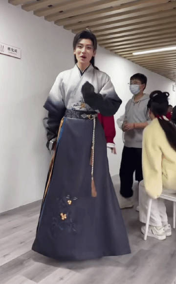 于正直播镜头里的侯明昊侯明昊《玉茗茶骨》古装造型惊艳，于正直播镜头下颜值扛打！ 