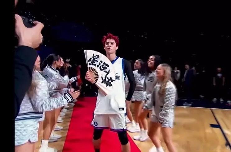 春节档马上有戏 王鹤棣上NBA宣传《星河入梦》了红发中国新年，还用扇子宣传 