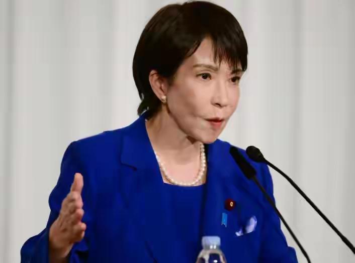 2025年末的东京，新首相高市早苗的办公室里恐怕气氛紧张。
她上台不久，却已经让