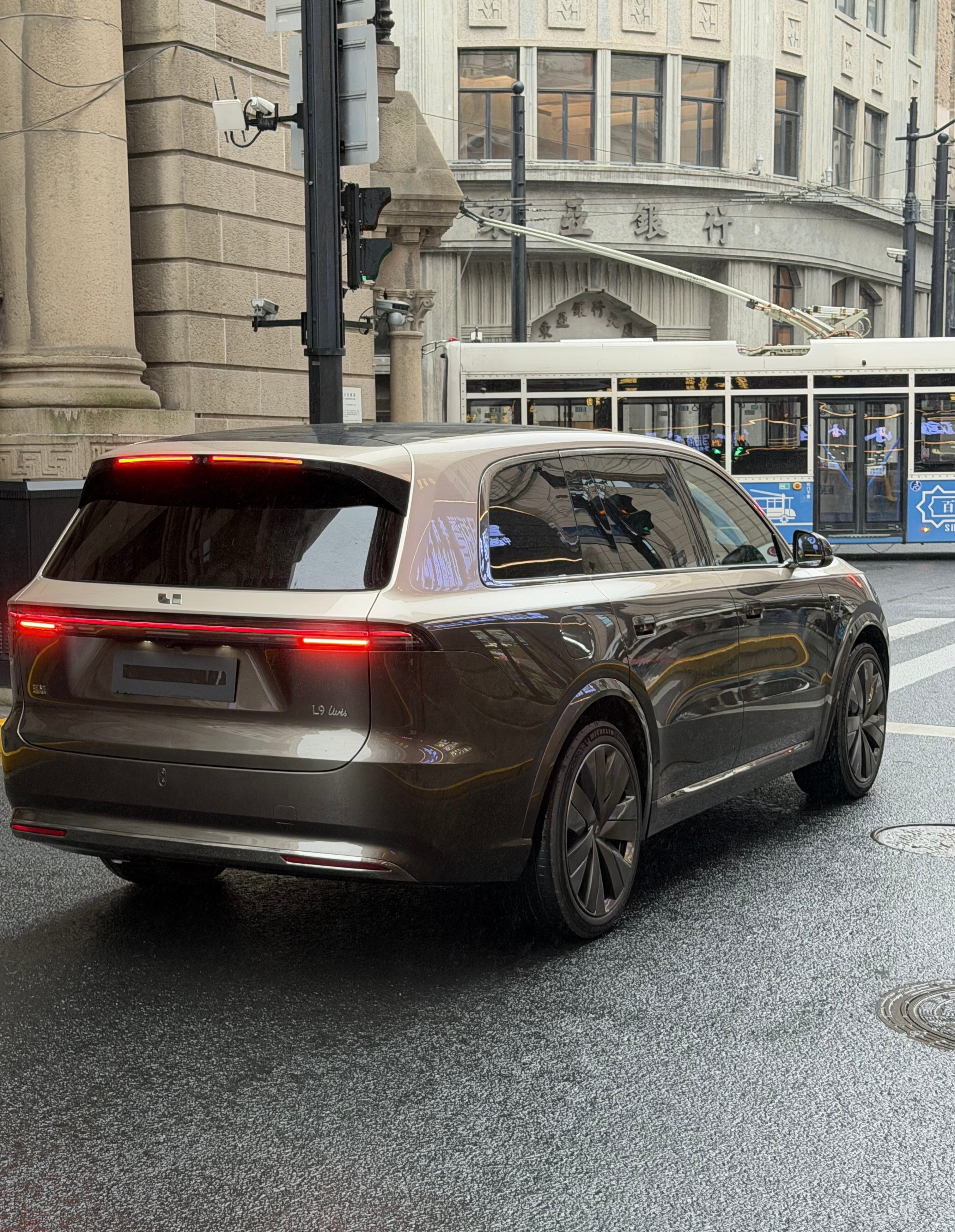 全新理想L9 Livis现身街头，将于第二季度上市。这双色车身看着咋样？ 保罗车