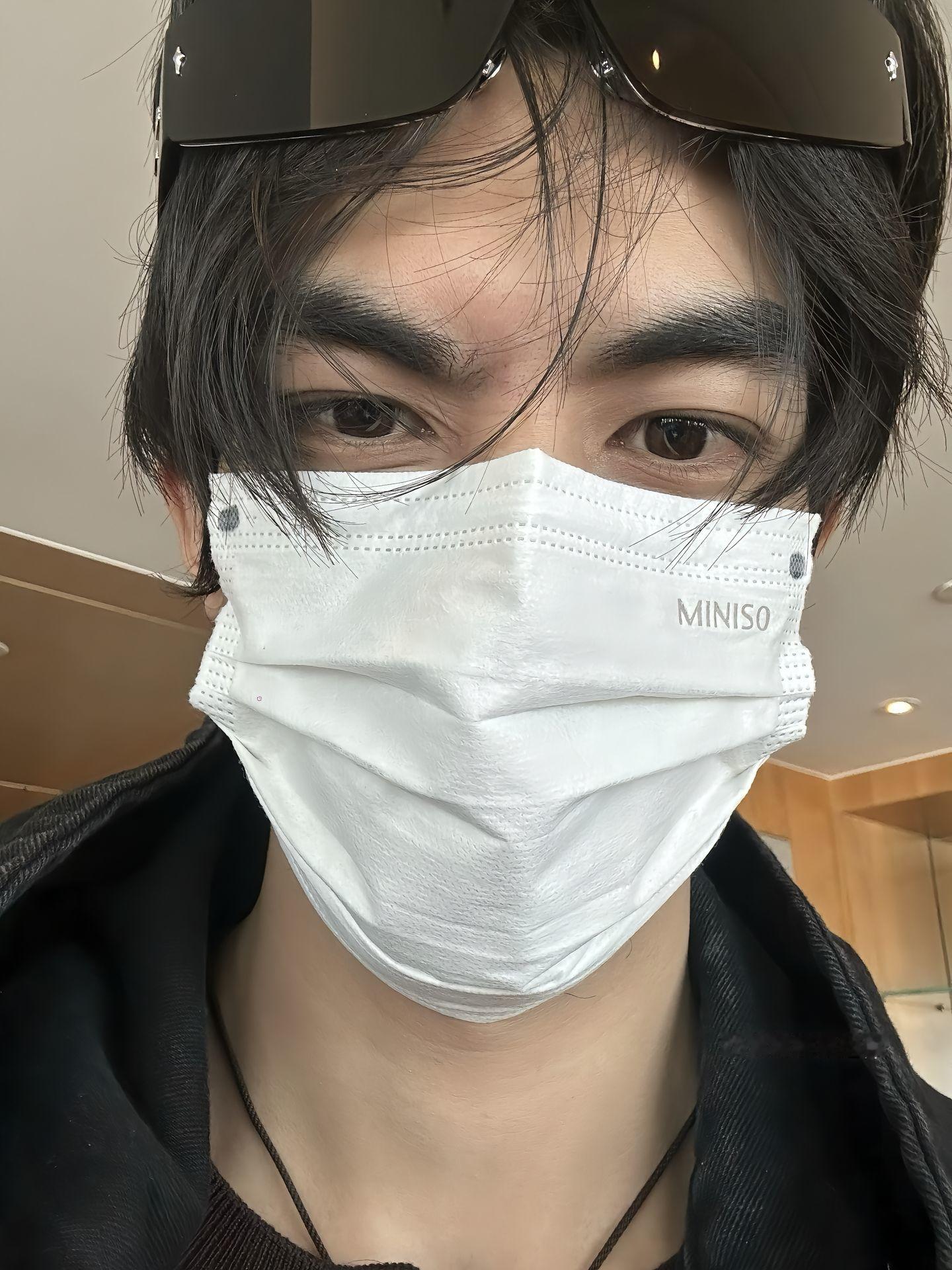 宋威龙 男友感满满的口罩自拍🤳 