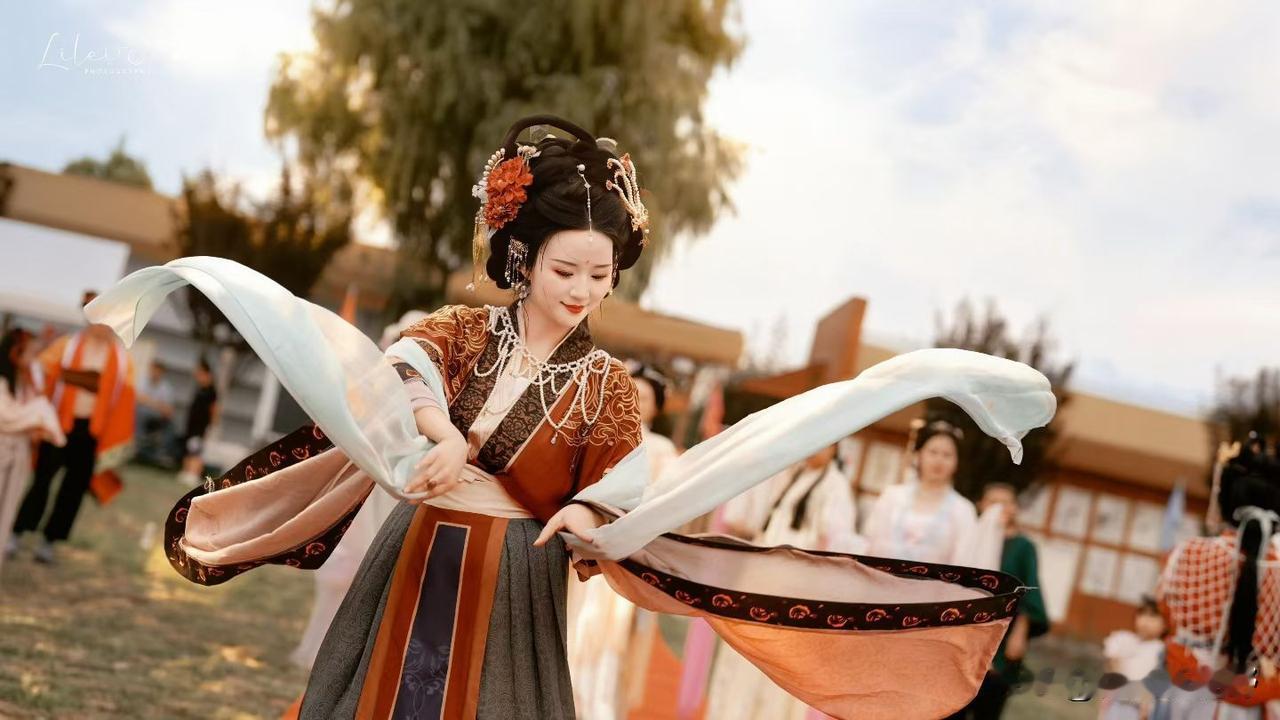 穿越时空的古典舞姿，惊艳了整个秋天🍂💃一碗面香识咸阳 分享一张你的汉服照片吧